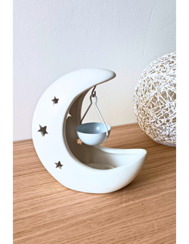 Brûle parfum lune en céramique blanche avec des étoiles ajourées.
