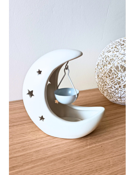 Brûle parfum lune en céramique blanche avec des étoiles ajourées.