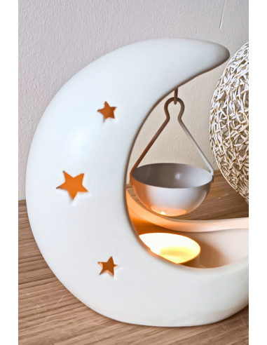 Brûle parfum lune en céramique blanche avec des étoiles ajourées.