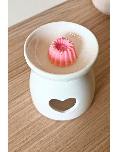 Brûle parfum Amour en céramique blanche ajourée d'un coeur.