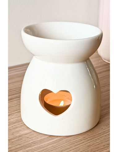 Brûle parfum Amour en céramique blanche ajourée d'un coeur.