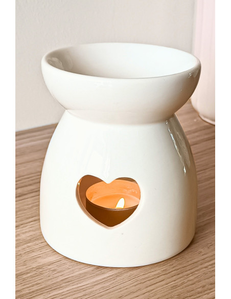 Brûle parfum Amour en céramique blanche ajourée d'un coeur.
