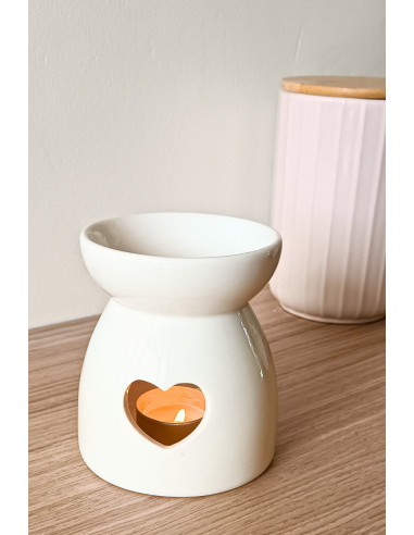 Brûle parfum Amour en céramique blanche ajourée d'un coeur.