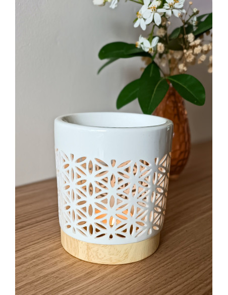Brûle parfum Fleur de vie en céramique blanche ajourée.
