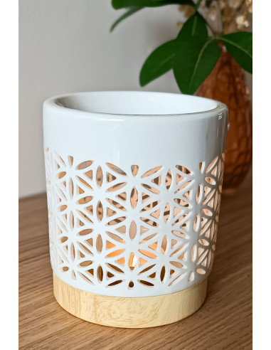 Brûle parfum Fleur de vie en céramique blanche ajourée.