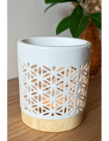 Brûle parfum Fleur de vie en céramique blanche ajourée.