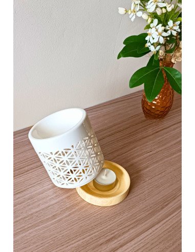 Brûle parfum Fleur de vie en céramique blanche ajourée.
