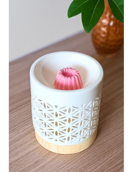 Brûle parfum Fleur de vie en céramique blanche ajourée.